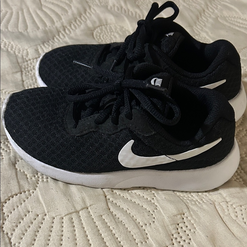 Nike Unisex Kids Tanjun 818382-001 Black Sneaker Shoes Low Top Lace Up Size 11C - Picture 3 of 10